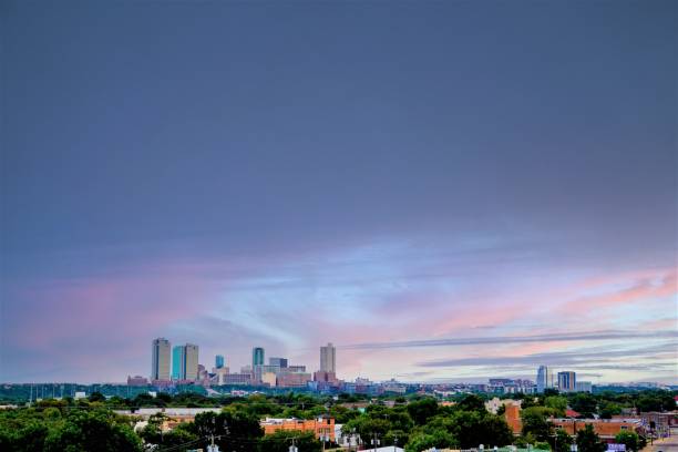 fort worth texas usa skyline in der abenddämmerung - ft worth stock-fotos und bilder