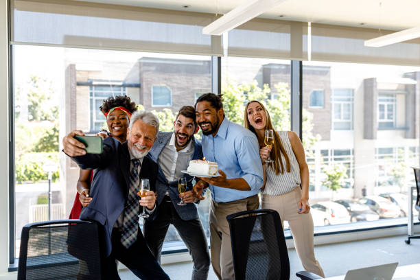 celebración del cumpleaños de un colega masculino africano en el cargo. - businessman 30s low key surprise fotografías e imágenes de stock