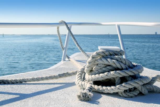 barco arco branco no mar tropical do caribe - yacht luxury front view ships bow - fotografias e filmes do acervo