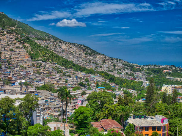 favela na orla de porto príncipe - haiti - fotografias e filmes do acervo