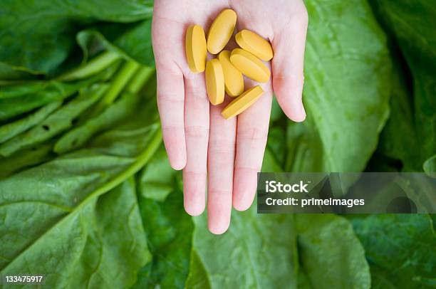 Foto de Legumes Com Remédios e mais fotos de stock de Alimentação Saudável - Alimentação Saudável, Antibiotico, Antioxidante