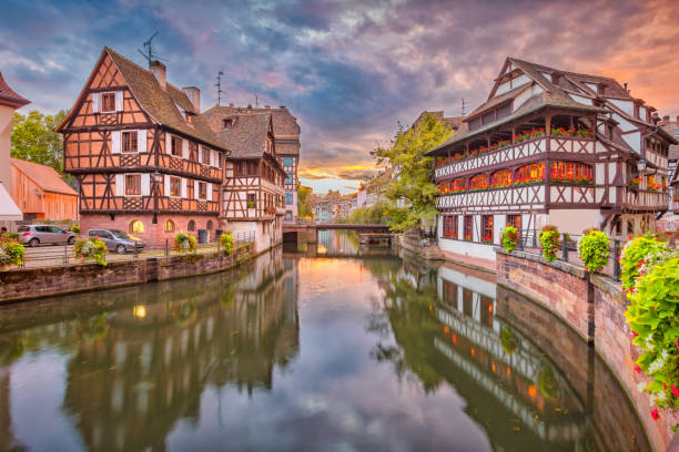 half timbered houses strasbourg petite france downtown - la petite france imagens e fotografias de stock