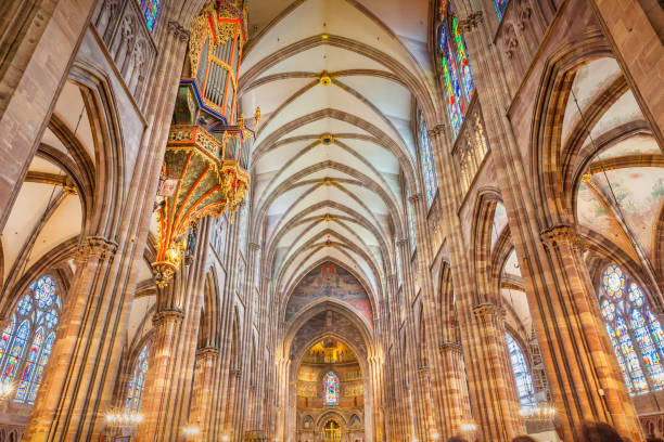 cathédrale de strasbourg intérieur france - strasbourg france cathedrale notre dame cathedral europe photos et images de collection