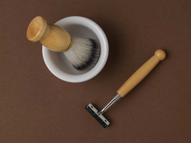 白いボウルのブラシと茶色の背景に木製のハンドルを持つカミソリ。フラットレイ。 - shaving equipment wash bowl bathroom razor ストックフォトと画像
