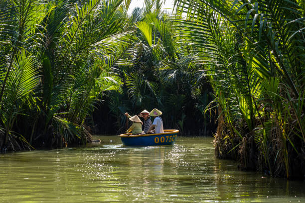 ベトナムのホイアンのバスケットボートの観光客 - hoi an ストックフォトと画像