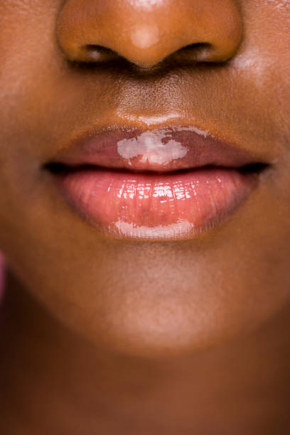 primer plano extremo de labios brillantes de mujeres africanas - gloss de labios fotografías e imágenes de stock