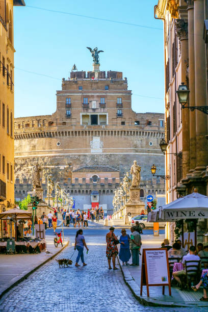 la luz del atardecer envuelve ponte sant'angelo en el corazón histórico y barroco de roma - ancient rome fotos fotografías e imágenes de stock