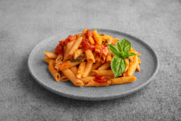 plato de primer plano pasta de tomate cherry como un italiano - penne fotografías e imágenes de stock