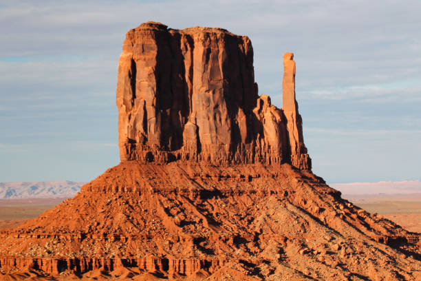 бьютт крупным планом в долине монументов, аризона, штат юта, сша - canyon plateau large majestic стоковые фото и изображения