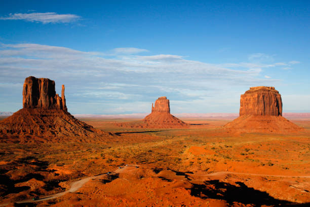 дневное время трех ягодиц в долине монументов, аризона, штат юта, сша - canyon plateau large majestic стоковые фото и изображения