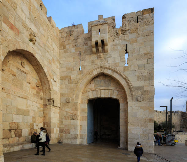 люди возле яффских ворот - jerusalem old city israel wall castle стоковые фото и изображения