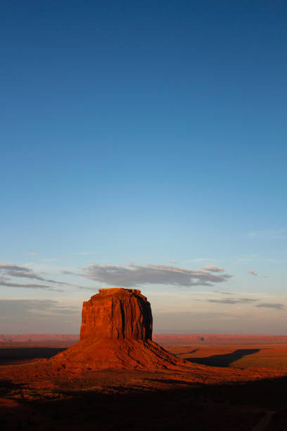 butte diurno a monument valley, arizona, utah, usa - canyon plateau large majestic foto e immagini stock