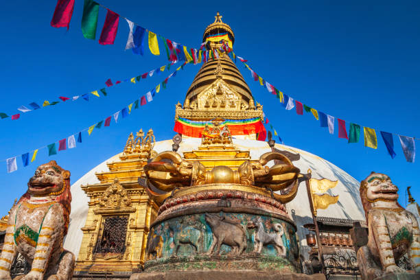 temple swayambhunath à katmandou, népal - bodnath stupa kathmandu stupa flag photos et images de collection