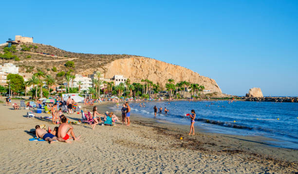 menschen genießen am ponente beach, in aguilas, spanien - ponente stock-fotos und bilder