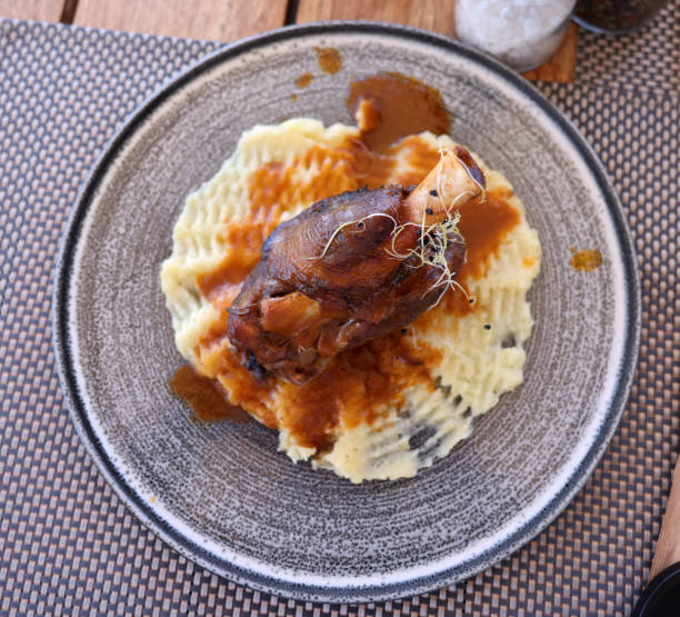 geschmorter lammschenkel auf dem kartoffelpüree - lamb shank roast lamb leg of lamb stock-fotos und bilder