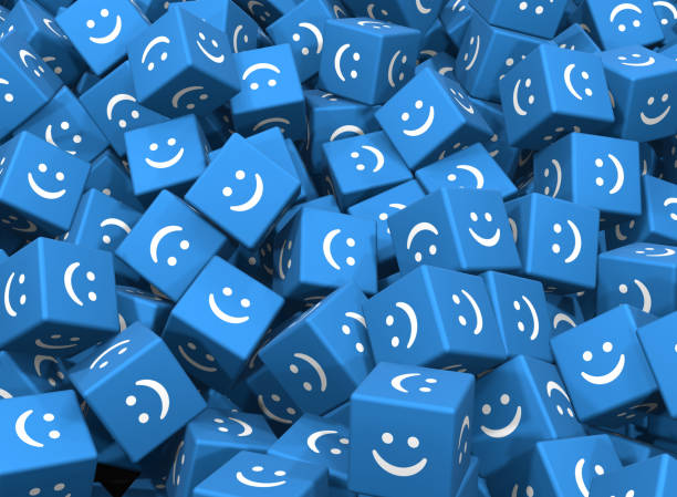 cubos azules y caras sonrientes. concepto de satisfacción del cliente. - orientado al cliente fotografías e imágenes de stock