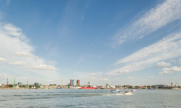 船は晴れた夏の日に出航する - klaipeda ストックフォトと画像