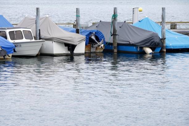 帆船は冬の季節のために覆われ、下げられた帆と一列に配置されたボート。 - nautical vessel moored yacht harbor ストックフォトと画像