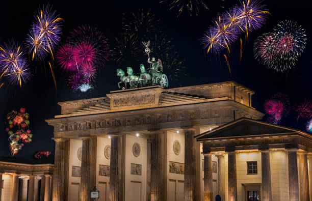 new year's eve party at the brandenburg gate, berlin in the new year. brandenburger tor (brandenburg gate) one of the best-known landmarks and national symbols of germany by celebrating. - berlin germany brandenburg gate night germany imagens e fotografias de stock