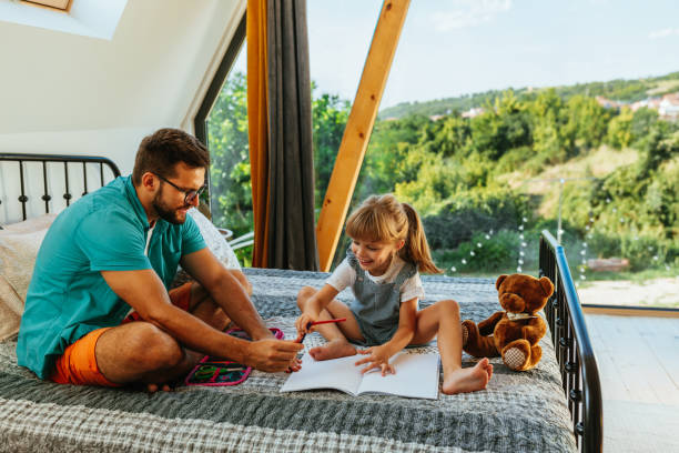 istock Father and daughter drawing on in bedroom 1334815619