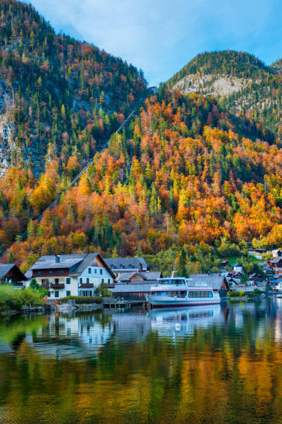 ハルスタット村(オーストリア) - european alps austria autumn colors ストックフォトと画像