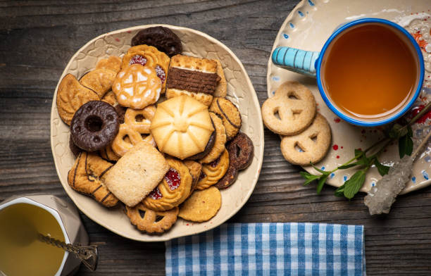 taza de té caliente con galletas de té y galletas en un plato - chocolate chip cookie bakery chocolate homemade fotografías e imágenes de stock