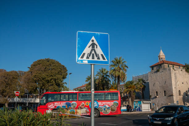 panneau de passage pour piétons près du palais de dioclétien à split, croatie - damaged car photos et images de collection