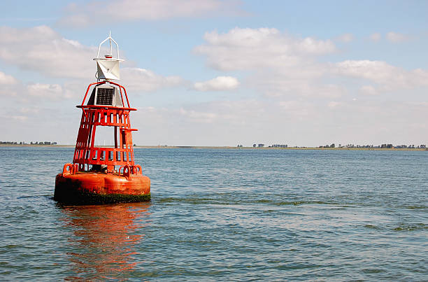 orange buoy dans l'estuaire de scheldt, zélande, les pays-bas - sea sign direction beacon photos et images de collection