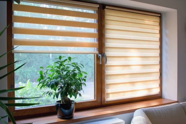 rolka okienna, system duo dzień i noc.  przytulne wn�ętrze domu. - shutter wood window europe zdjęcia i obrazy z banku zdjęć