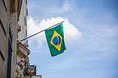brasilianische-flagge-brasilianische-flagge-auf-einer-stange-vor-dem-haus-nationalflagge.jpg?b=1&s=170x170&k=20&c=Fx4BTT9CCWGI0DpZWvnATuRfbcNFfKG4XW_X7HiNdmM=