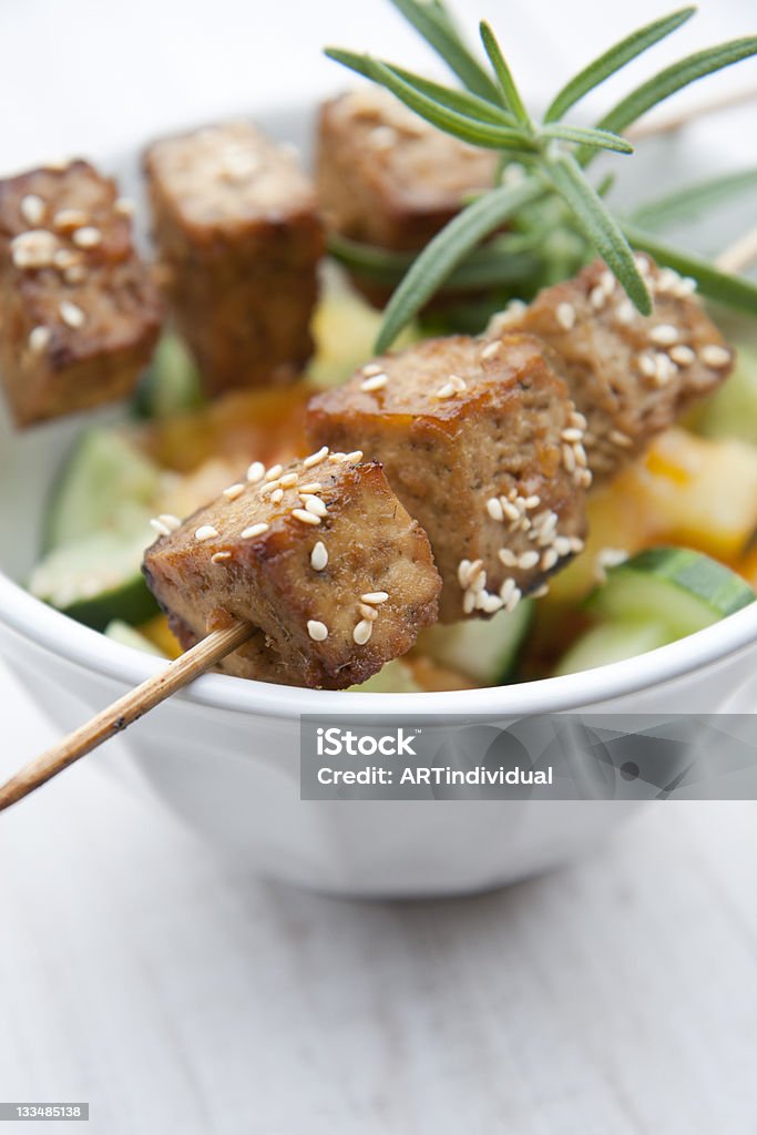 Gesundes vegetarisches Gericht, Gebackener tofu auf sticks, Sesamkörner, Gemüse - Lizenzfrei Abnehmen Stock-Foto