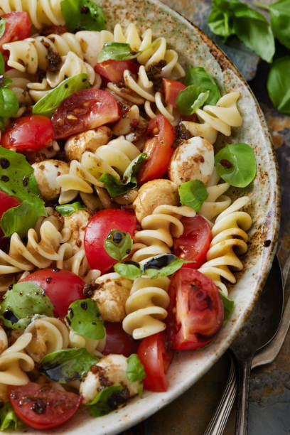 ensalada de pasta caprese - salad mozzarella food balsamic vinegar fotografías e imágenes de stock