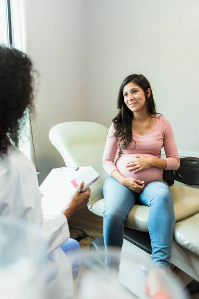 인식할 수 없는 의사는 산전 비타민의 의료 기록과 상자를 보유하고 있습니다. - human pregnancy midwife healthcare and medicine visit 뉴스 사진 이미지