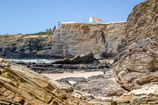 Playa cliffy en Zambujeira Do Mar, Parque Natural de la Costa Vincentina, Alentejo, Portugal photo