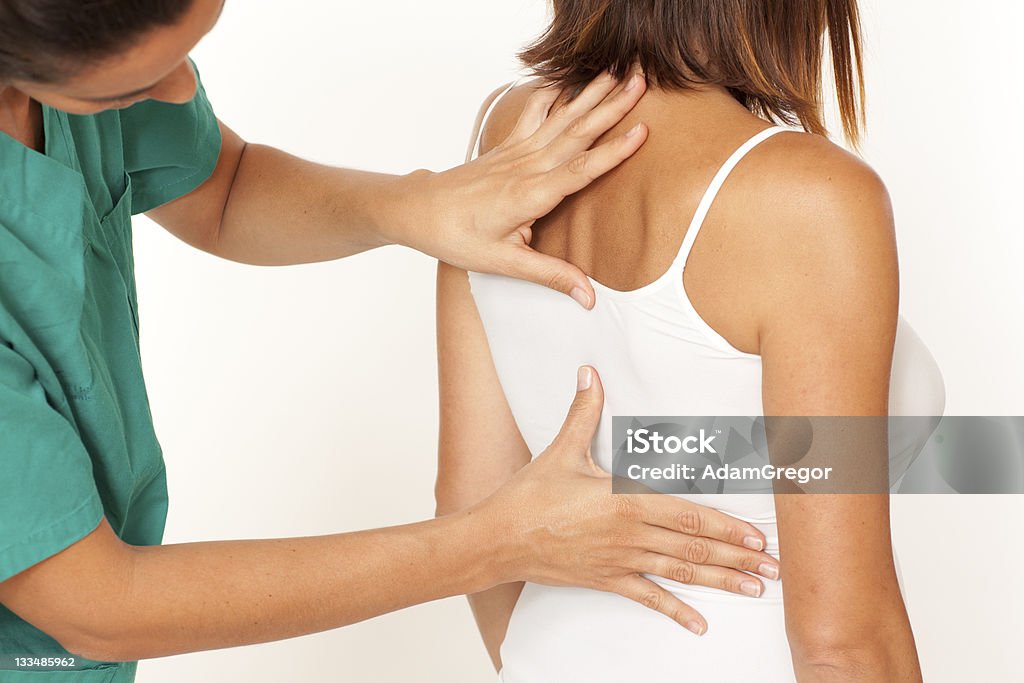 Massage du dos - Photo de Adulte libre de droits