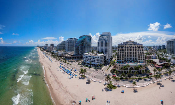 vista panorámica con drones de la playa de fort lauderdale - florida naples florida pier beach fotografías e imágenes de stock