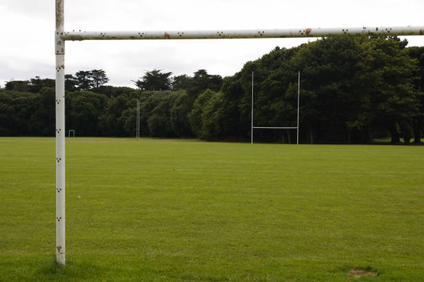 lanzamiento de postes de gol en un campo de fútbol vacío en el parque de santa ana, raheny, dublín, irlanda - rugby wooden post goal post rugby post fotografías e imágenes de stock