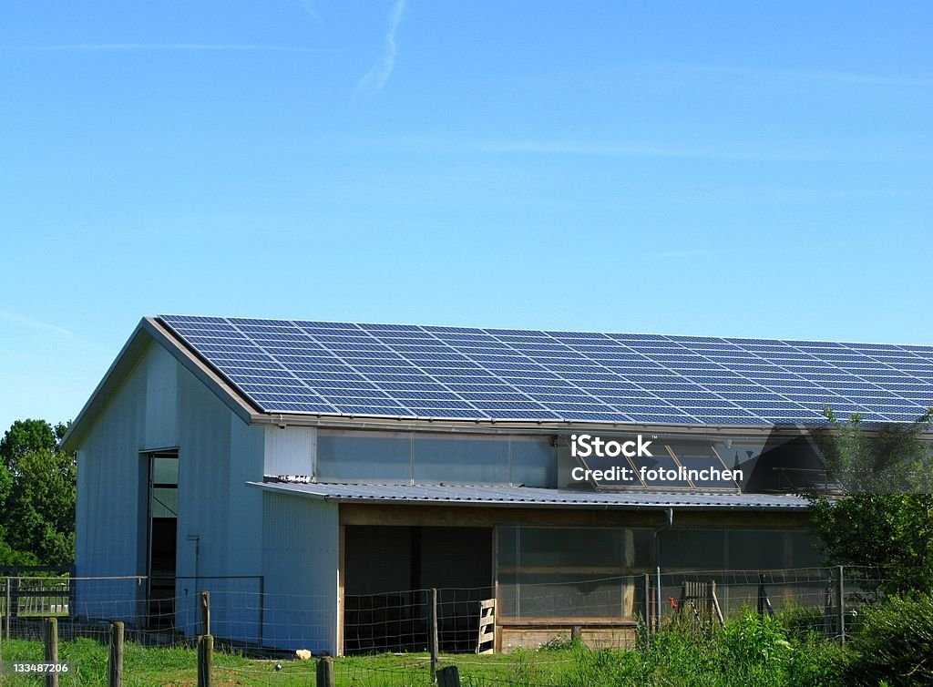 Farm mit Solarzellen auf dem Dach - Lizenzfrei Bauernhaus Stock-Foto