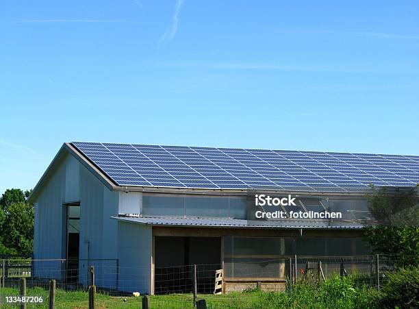 Farm Mit Solarzellen Auf Dem Dach Stockfoto und mehr Bilder von Bauernhaus - Bauernhaus, Sonnenkollektor, Agrarbetrieb