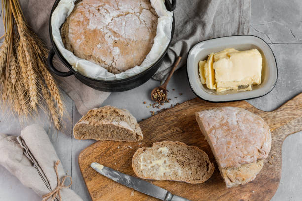 自家製パン焼き、新鮮なスライスとバター - butter toast bread breakfast ストックフォトと画像