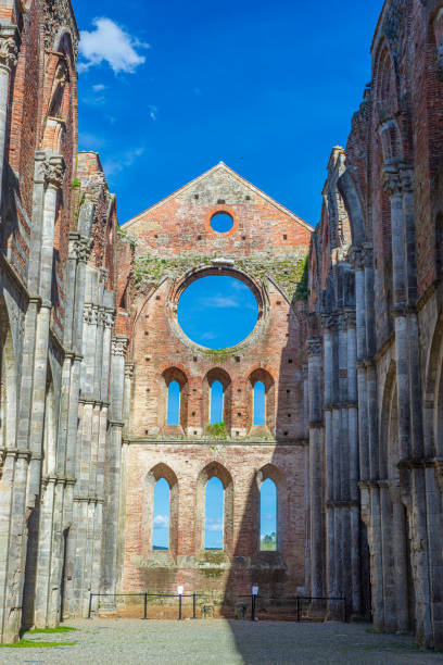 abbazia di san galgano (ursprünglicher name), die ruine einer alten kathedrale mit eingestürztem dach, tourismusziel in der toskana, italien. innenansicht. - san galgano stock-fotos und bilder