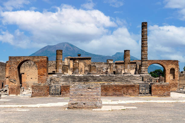 Ancient walls of Pompeii with volcano Vesuvius Pompeii is an archaeological site in the Campania region of southern Italy and was buried under a high layer of ash and pumice in 79 AD after a volcanic eruption of Mount Vesuvius. Today you can visit the exposed ruins of the city. pompeii ruins stock pictures, royalty-free photos & images