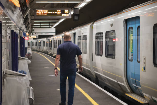 런던 무어게이트 �기차역에서 플랫폼을 따라 걷는 승객 - subway station railroad station uk passenger 뉴스 사진 이미지