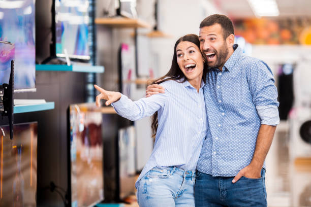 pareja alegre durante las compras de artículos de la casa - designer home addition living room domestic kitchen fotografías e imágenes de stock