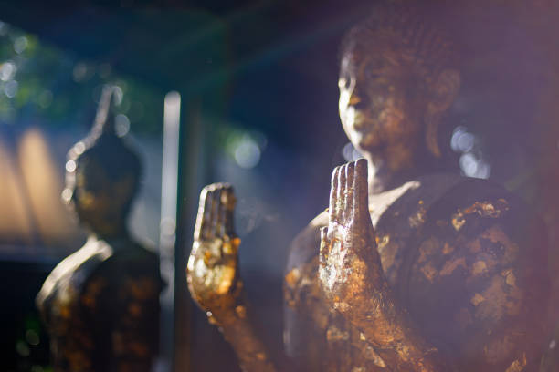 золотой будда в храме ват чет йот, семь пагод в чиангмае - wat maha that стоковые фото и изображения