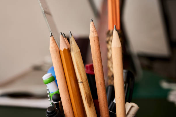 un lápiz rodeado de más lápices y otros bolígrafos - art university studio domestic room fotografías e imágenes de stock