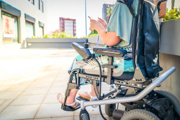 mujer joven discapacitada en silla de ruedas - cuadriplégico fotografías e imágenes de stock