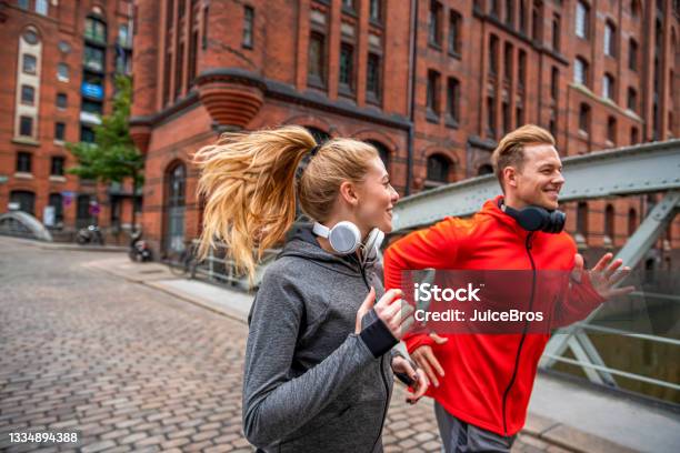 Junges Sportliches Paar Läuft Durch Die Stadtstraße Stockfoto und mehr Bilder von Sport