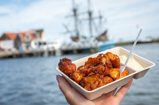 Porción de la popular comida callejera holandesa llamada kibbeling, que consiste en pescado de bacalao frito y una salsa photo