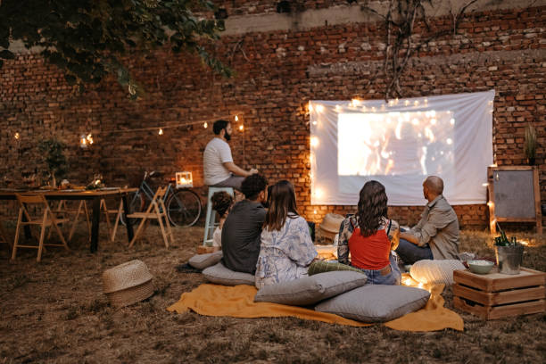 nuestra película favorita - equipo de proyección fotografías e imágenes de stock